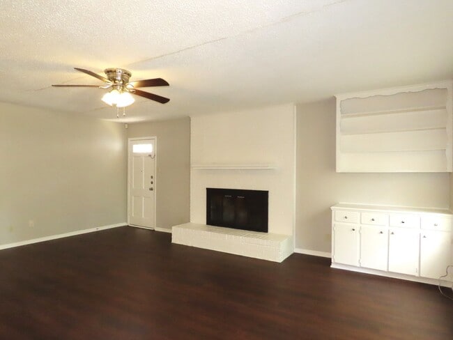 Building Photo - South Tyler! Beautiful 3 Bedroom, 2 Bathroom Duplex