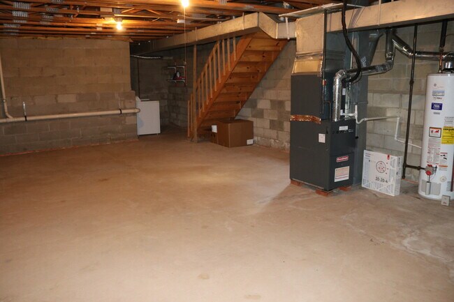 Building Photo - 17 Saxonney Cir