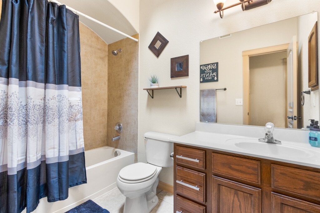 Hall Bathroom - 11341 Manuel Moreno Dr