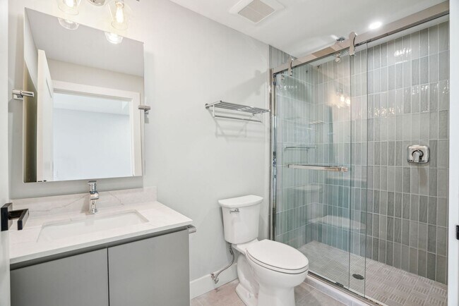 Building Photo - Stunning Studio Apartment in University City