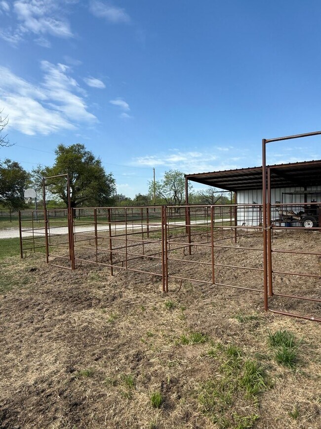 Building Photo - Acreage - HORSE PROPERTY - NO WATER BILL Peaceful Country Living