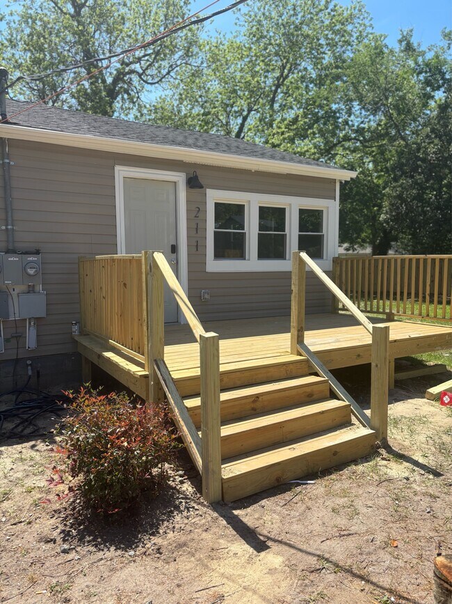 Building Photo - 211 Gertrude St