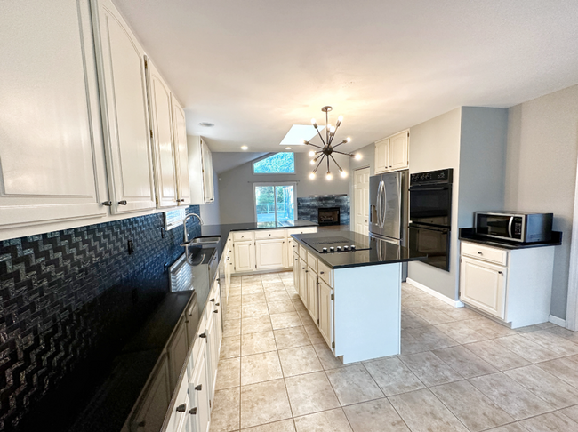 Building Photo - Elegant 4-Bedroom Home in Beautiful Lake S...