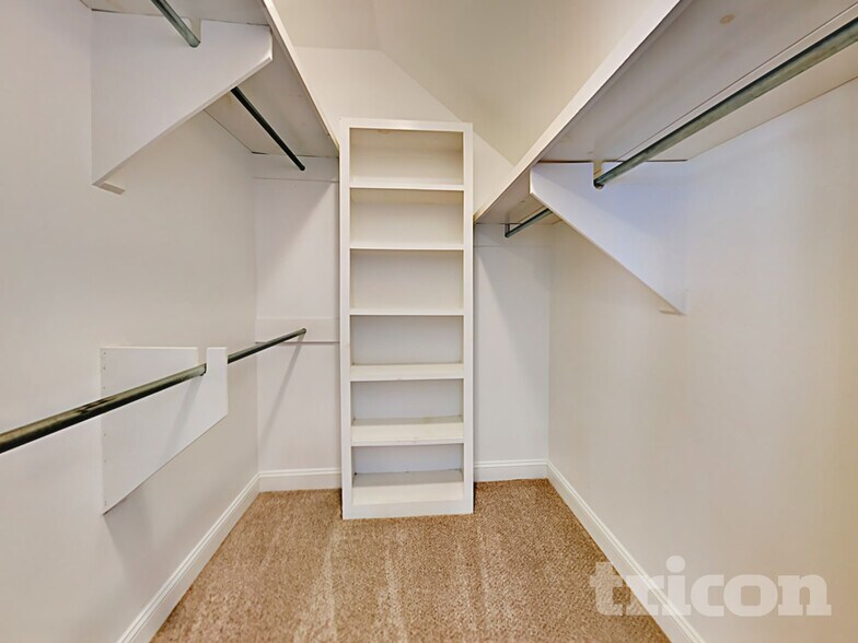Building Photo - 242 Chisolm Cir