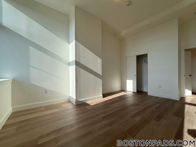 Building Photo - 1079 Commonwealth Ave