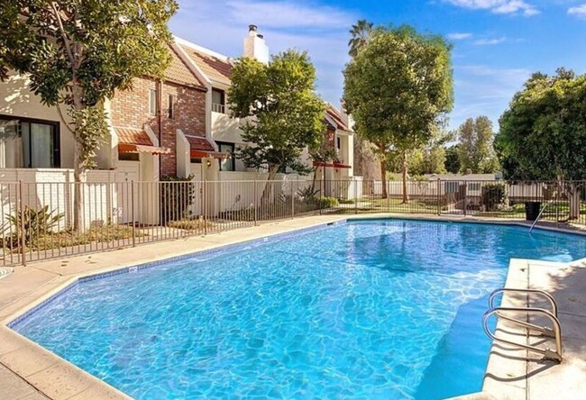 Building Photo - MOVE-IN READY, upgraded 3+3 w/bonus room!