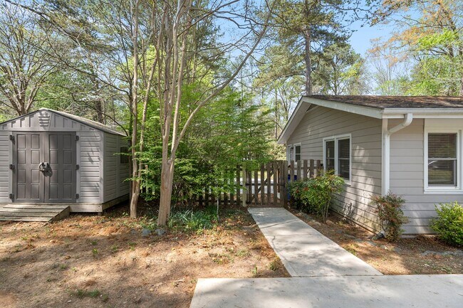 Building Photo - Ranch Three Bedrooms with Fenced in Yard Available April - Move in Ready!