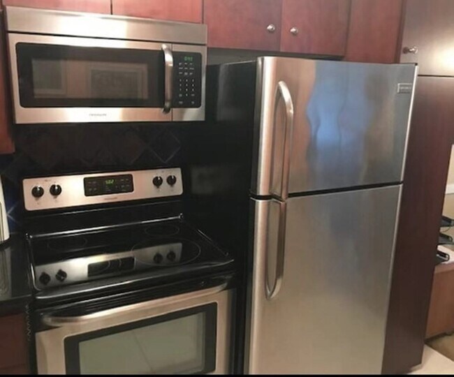 Building Photo - 366 Elliot St