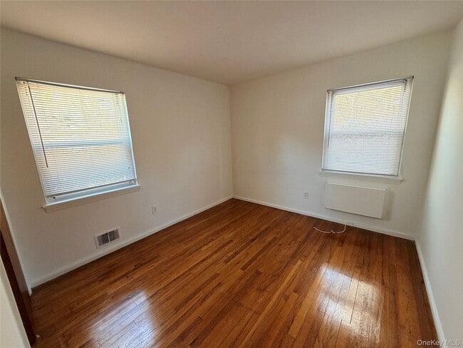 Building Photo - 86 McLoughlin St