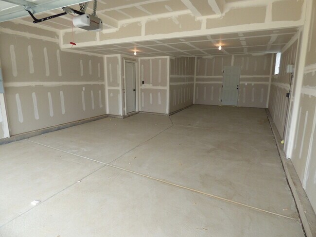 Building Photo - Tri-Level 3 Bedroom Home in Village East Subdivision in Windsor