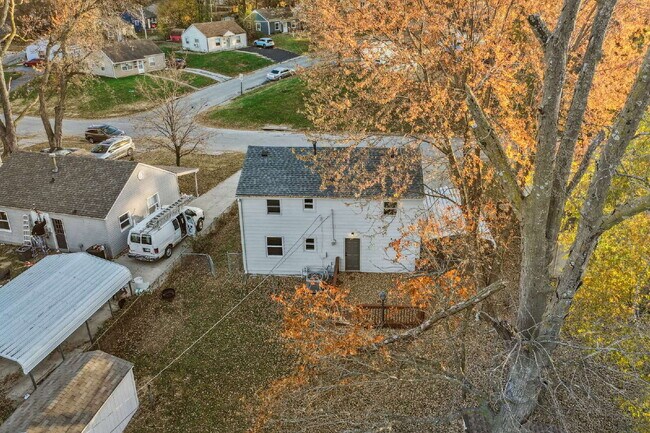 Building Photo - Beautifully renovated 5-bedroom, 2 full bath home ready for move-in!  1st month's rent is FREE!*