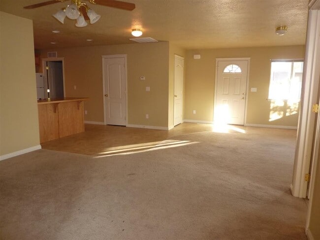 Building Photo - Super Private & Great Location