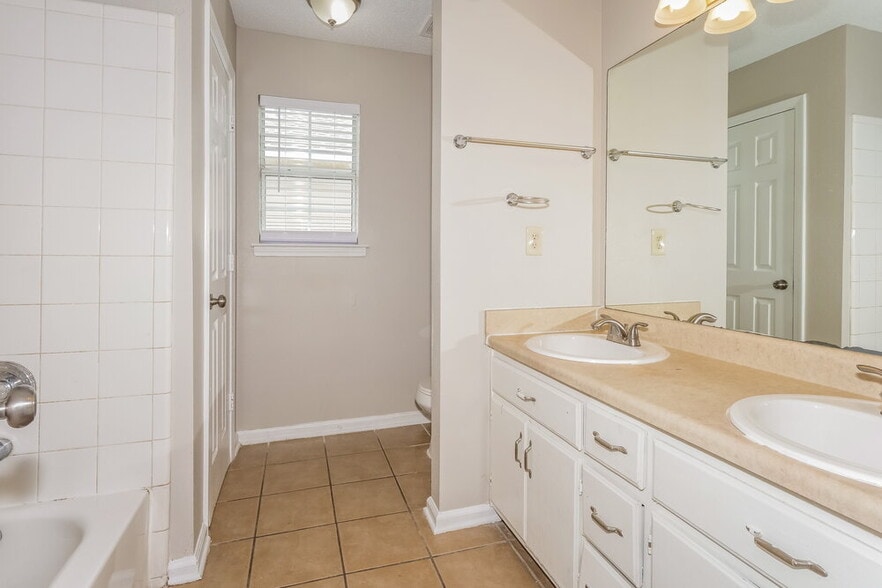 Building Photo - 4830 Mistic Lake Dr