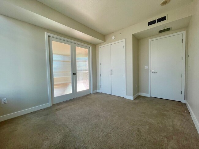 Building Photo - 2 Bedroom- 2 Bathroom Single Story Condo o...