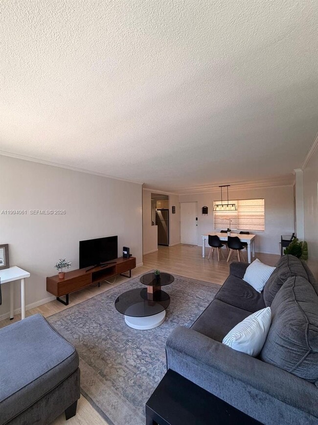 Building Photo - 220 Kings Point Dr