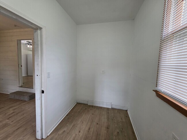 Building Photo - FOR LEASE Charming All-Brick Home on 1 Acr...