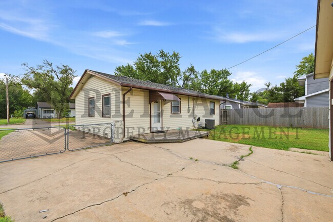 Building Photo - 3349 S Vine St