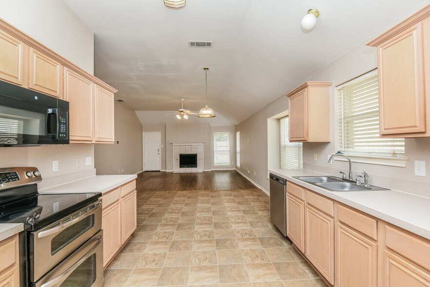 Building Photo - 633 Crystal Brook Dr