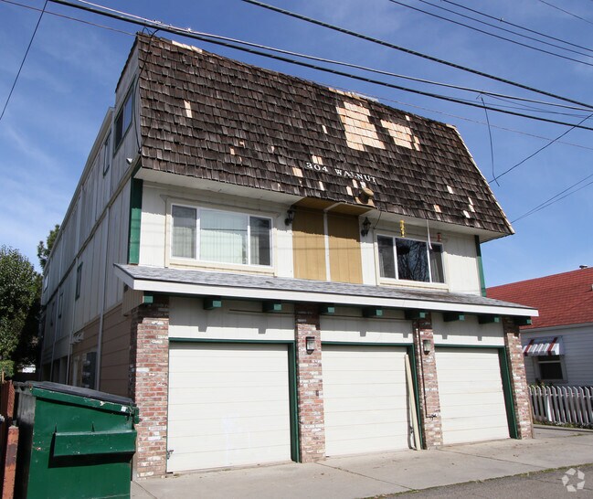 Primary Photo - 304 W Walnut St