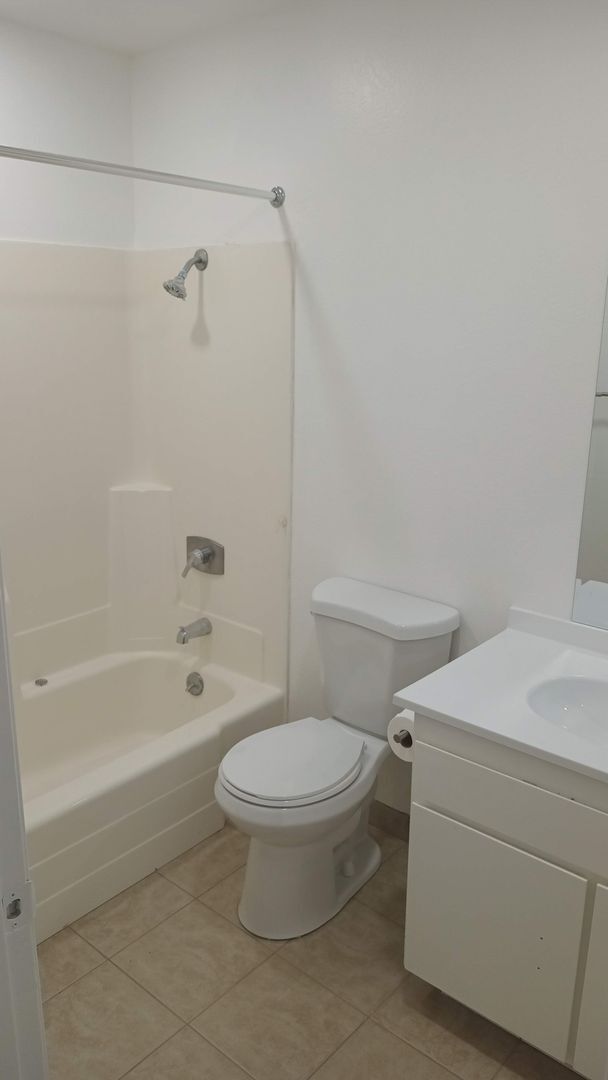 Building Photo - 1300A