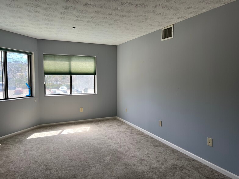 Building Photo - 10 Kellogg Rd