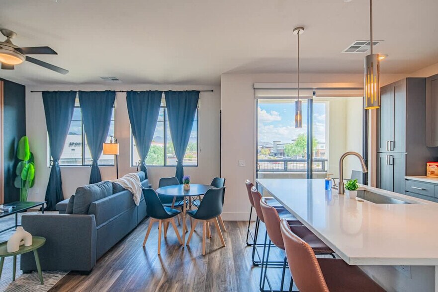 Building Photo - 15501 N Dial Blvd