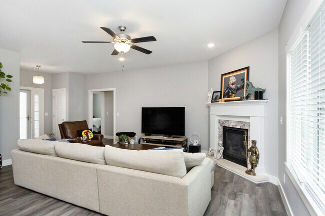 Building Photo - 915 Fairman Dr