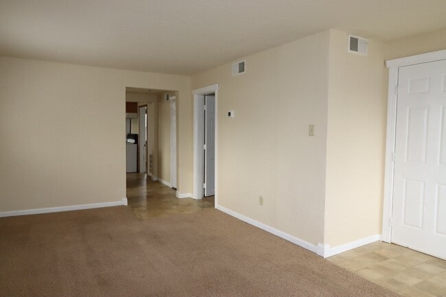 Building Photo - Large 2-Bed Upper Duplex