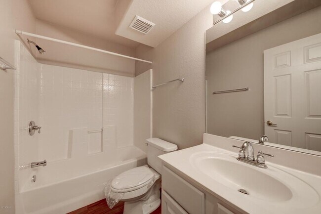 Building Photo - Great Unit - Available Now!