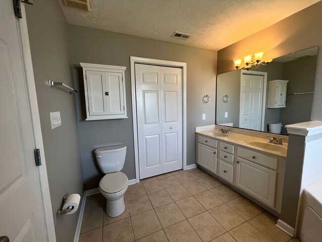 Building Photo - Lovely 2 Bed 2 Bath Condo with Community Pool