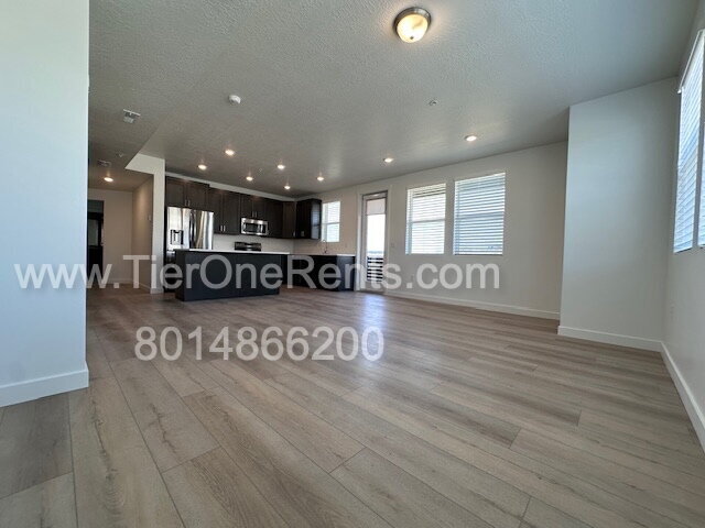Building Photo - Move-in special:  First month's rent free!