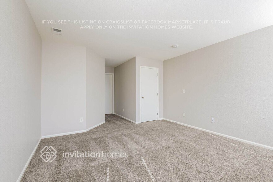 Building Photo - 444 E 77th Pl