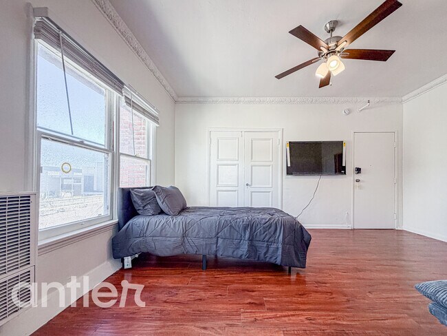 Building Photo - 724 S Mariposa Ave