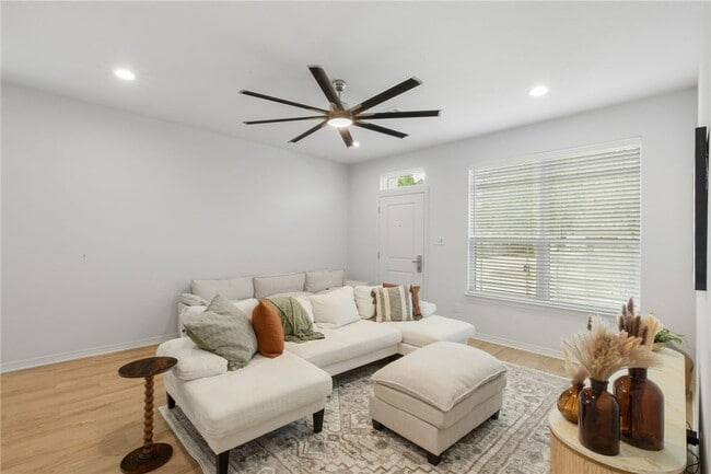 Building Photo - 228 Richards St