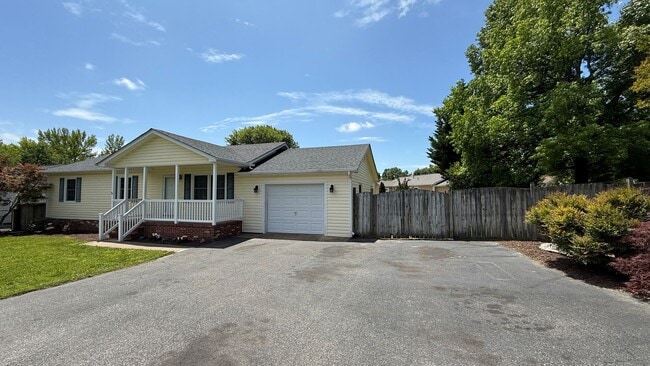 Building Photo - Three Bedroom Rambler in Fredericksburg