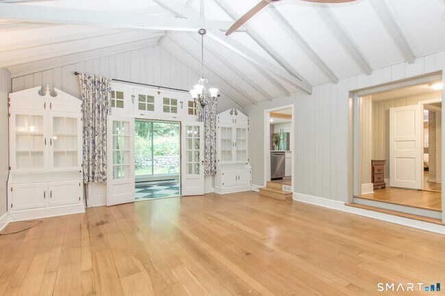 Building Photo - 211 New Canaan Rd
