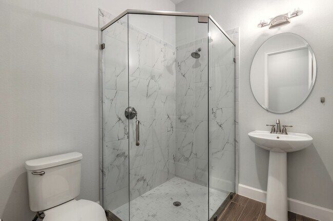 Building Photo - Like new home in Mosaic subdivision. 3 car garage