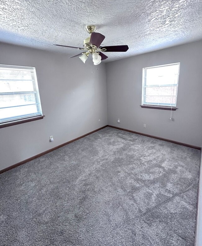 Building Photo - 3-bed 1-bath 1-car Single Family near