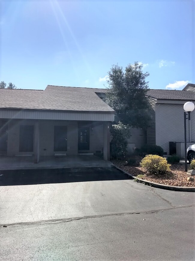 Building Photo - 29 Lakeshore Terrace