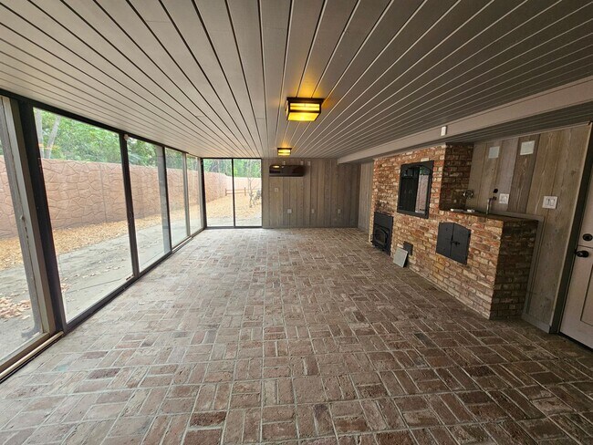 Building Photo - Stunning 5 Bed 3 Bath Naglee Park Home Wit...
