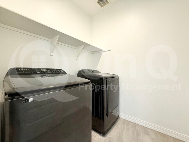 Building Photo - 6908 S 12th Way