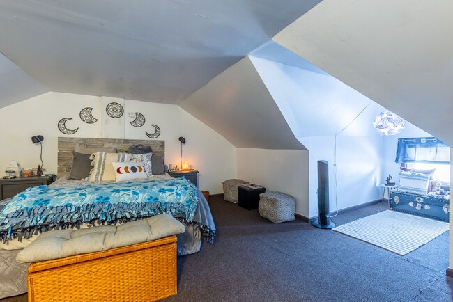 Building Photo - AVAILABLE AUGUST 2026 - Beautiful 2 bedroom Home on a Quiet Street!