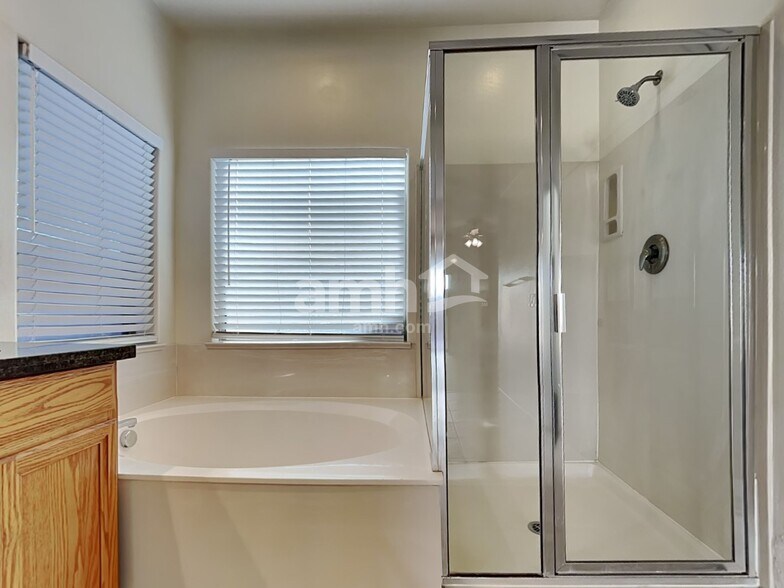 Building Photo - 10363 E Juanita Ave