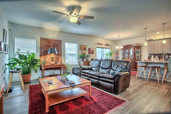 Building Photo - 3 bedroom townhome