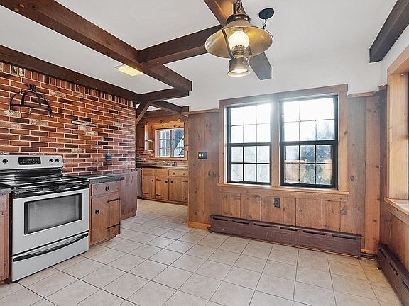 Eat-In Kitchen into Kitchen sink - 32 Park Ave