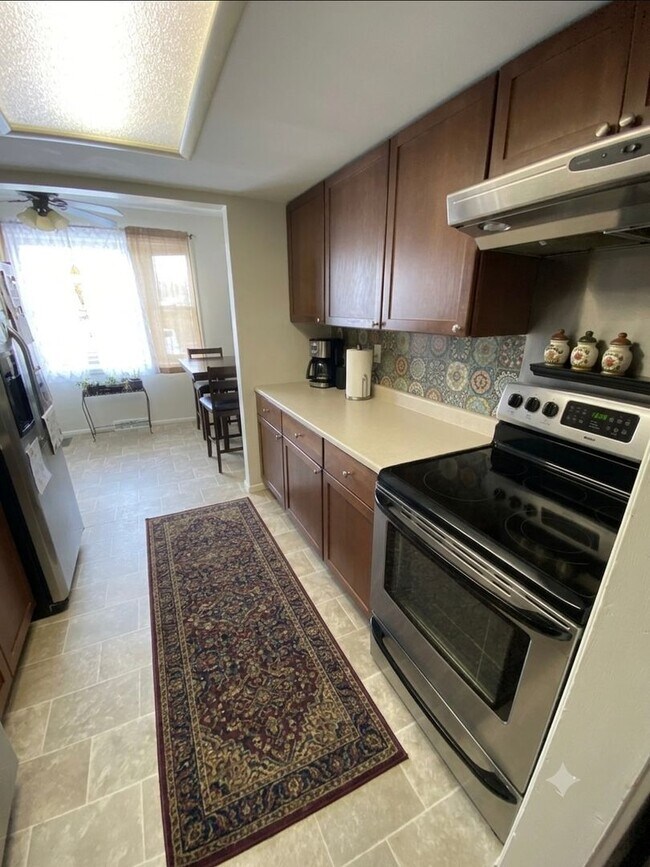 Building Photo - Townhouse - 2 bed + 2.5 bathrooms