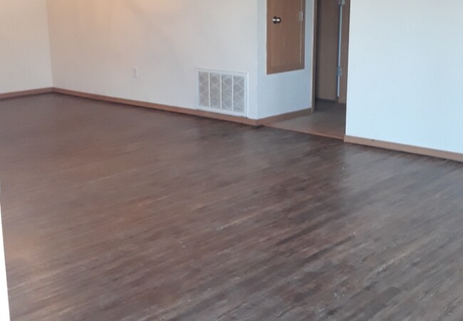 Building Photo - 2021 Plum Creek Ln