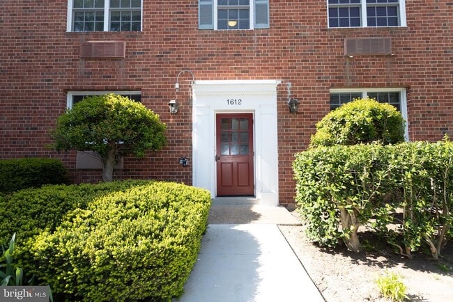 Building Photo - 1612 W Abingdon Dr