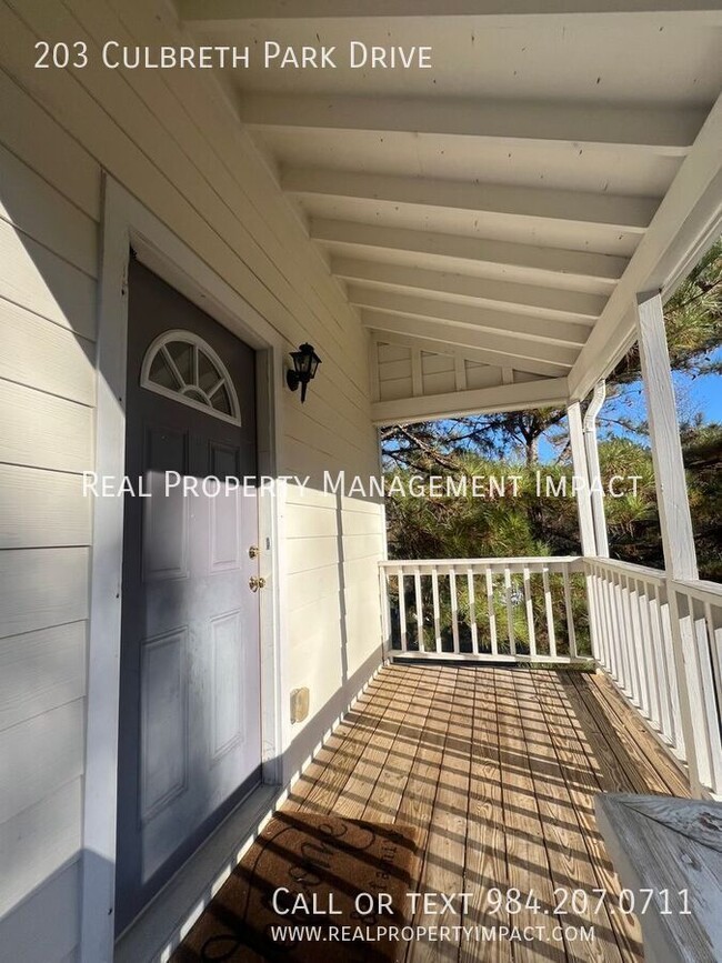 Building Photo - 3 Bedroom 1.5 Bath Hill Top Retreat minute...