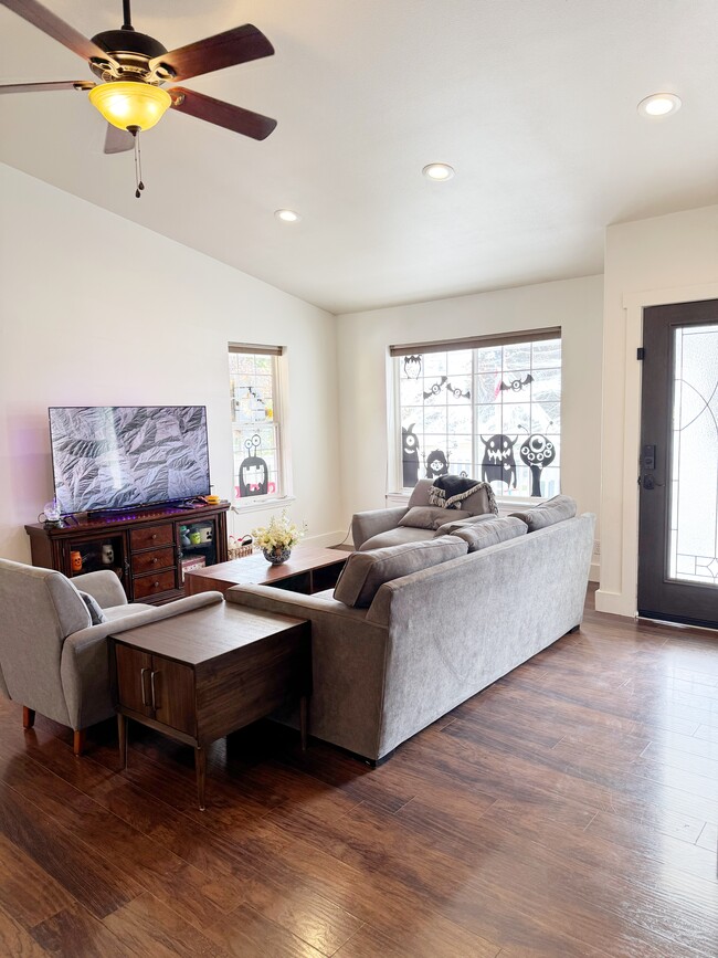 Building Photo - 1923 W Hampson Ave